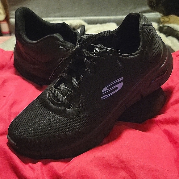 Shoes, 8 1/2, black, Sketchers, arch support, wide, mesh - Picture 1 of 5